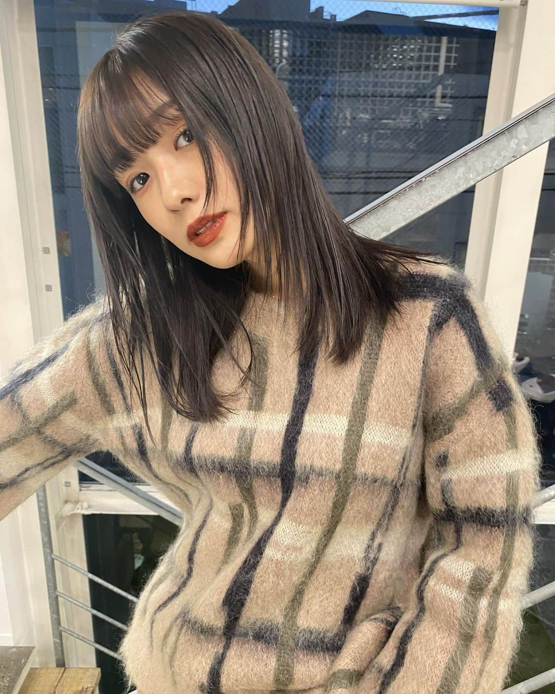 前田希美（まえのん）さんのインスタグラム写真 - (前田希美（まえのん）Instagram)「new hair ♡ またまたワイドバングにしました。 重めのパツッとした感じが 今の気分であり、 トレンドみたいです。  カラーは、珍しくグレー系にしました。 #クリアグレー です。 (後ろから4つはＮＯフィルターなので 色味参考になりますように︎☺︎✌︎︎)  耳にかけるとモードっぽく、 普通に下ろしてるといつもの感じで とってもお気に入り。 セットの仕方で色々できそう！  @keichiito ♡  #shima #shimaharajuku #伊藤恵一  #ワイドバング #秋ヘアカラー #ミディアムロング」10月30日 20時19分 - maeda_nozomi