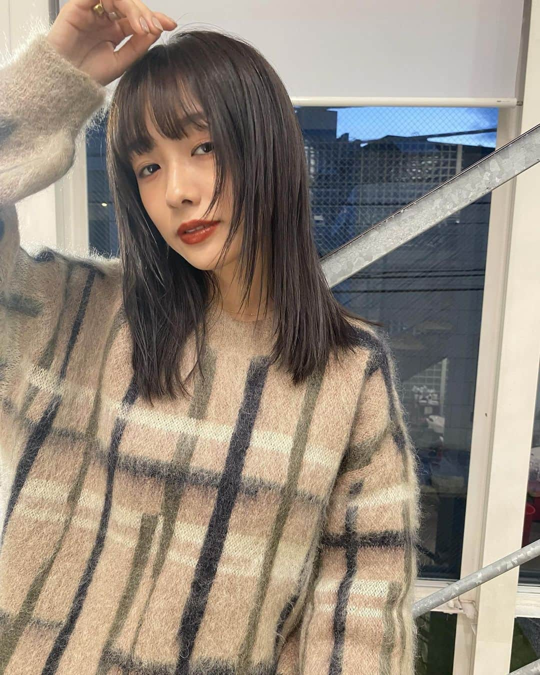 前田希美（まえのん）さんのインスタグラム写真 - (前田希美（まえのん）Instagram)「new hair ♡ またまたワイドバングにしました。 重めのパツッとした感じが 今の気分であり、 トレンドみたいです。  カラーは、珍しくグレー系にしました。 #クリアグレー です。 (後ろから4つはＮＯフィルターなので 色味参考になりますように︎☺︎✌︎︎)  耳にかけるとモードっぽく、 普通に下ろしてるといつもの感じで とってもお気に入り。 セットの仕方で色々できそう！  @keichiito ♡  #shima #shimaharajuku #伊藤恵一  #ワイドバング #秋ヘアカラー #ミディアムロング」10月30日 20時19分 - maeda_nozomi