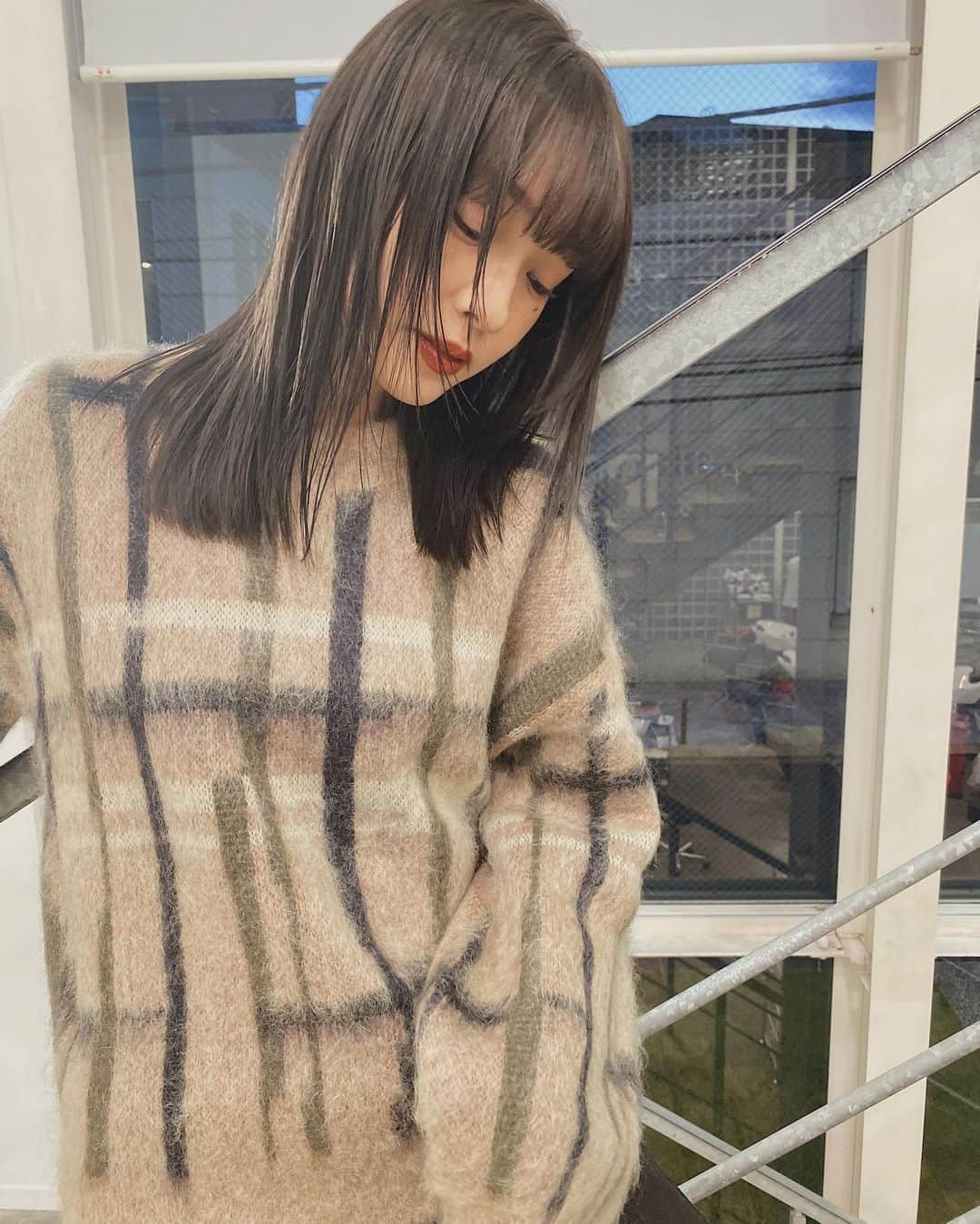 前田希美（まえのん）さんのインスタグラム写真 - (前田希美（まえのん）Instagram)「new hair ♡ またまたワイドバングにしました。 重めのパツッとした感じが 今の気分であり、 トレンドみたいです。  カラーは、珍しくグレー系にしました。 #クリアグレー です。 (後ろから4つはＮＯフィルターなので 色味参考になりますように︎☺︎✌︎︎)  耳にかけるとモードっぽく、 普通に下ろしてるといつもの感じで とってもお気に入り。 セットの仕方で色々できそう！  @keichiito ♡  #shima #shimaharajuku #伊藤恵一  #ワイドバング #秋ヘアカラー #ミディアムロング」10月30日 20時19分 - maeda_nozomi