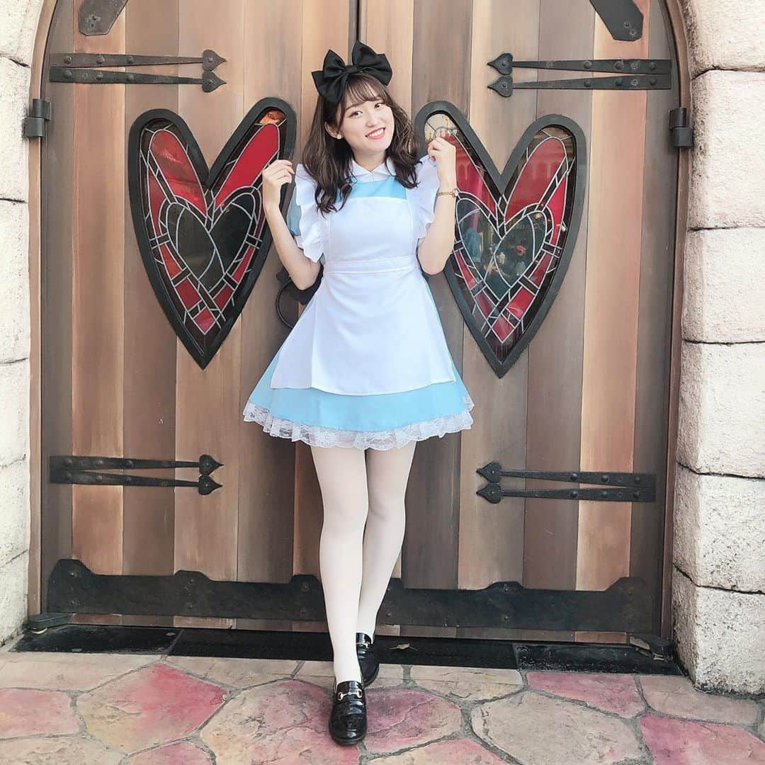 山口柚香さんのインスタグラム写真 - (山口柚香Instagram)「明日はハロウィン🎃  ということで、 一年前の写真を引っ張り出してきました！(ストーリーで上げたこともあるけど許して🙇‍♀️) 最後の写真は素って感じだったので変な顔だけど載せてみた😛 去年友達とアリスになりきって、ディズニーに行ったんですよね〜めちゃくちゃ楽しかった❤️ さすがディズニー。アリスのエリアでは、アリスおかえりなさーいってみんな言ってくれたんです〜すごい😳  明日は明日でひっそりおうちで仮装しようかな〜と思ってます🤔  今日も投票よろしくお願いします📮  #ハロウィンコスプレ #ハロウィン仮装 #アリス #アリスコスプレ #ディズニーハロウィン #ディズニーハロウィーン #仮装ディズニー #アリス仮装」10月30日 20時20分 - mizucon2020_no1