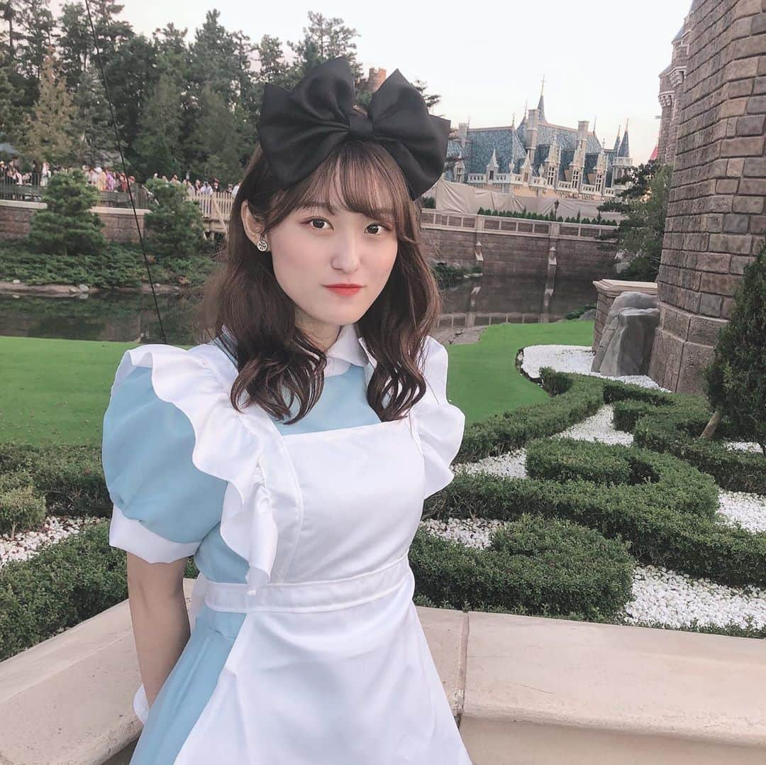 山口柚香のインスタグラム：「明日はハロウィン🎃  ということで、 一年前の写真を引っ張り出してきました！(ストーリーで上げたこともあるけど許して🙇‍♀️) 最後の写真は素って感じだったので変な顔だけど載せてみた😛 去年友達とアリスになりきって、ディズニーに行ったんですよね〜めちゃくちゃ楽しかった❤️ さすがディズニー。アリスのエリアでは、アリスおかえりなさーいってみんな言ってくれたんです〜すごい😳  明日は明日でひっそりおうちで仮装しようかな〜と思ってます🤔  今日も投票よろしくお願いします📮  #ハロウィンコスプレ #ハロウィン仮装 #アリス #アリスコスプレ #ディズニーハロウィン #ディズニーハロウィーン #仮装ディズニー #アリス仮装」