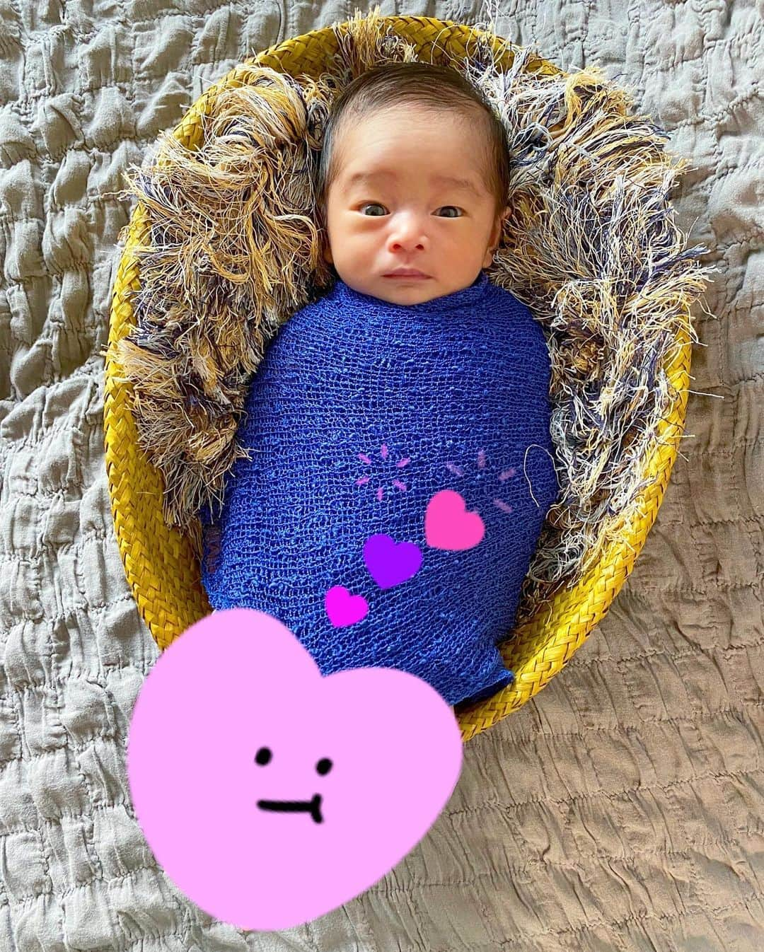 DJ JUICYのインスタグラム：「生後20日目の息子くん👶💙 ニューボーンフォト📸 セルフで撮ってみました🙋🏻‍♀️💕  本当は足が丸出しなのをスタンプで隠しました😆  いつも寝る時、おくるみで巻いても気がついたら足を丸出しにしてる息子👶💙  ダディに似て足を出すのが好きです❣️  なので4枚目の写真は、、、、  激オコです😠😠😠  あーかわい爆笑😂😂😂❤️  #赤ちゃん#赤ちゃんのいる生活#生後20日#息子#ニューボーンフォト」