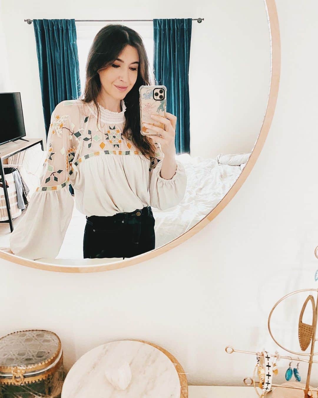 ケイト・ボイージェルのインスタグラム：「finally getting our new bedroom to a place where it feels like we live here! I’m so happy that pretty much everything from our old place fits 🙌 I’ve been organizing my closet lately (along with what seems like the rest of the world) and realized I’m still majorly on the puffy sleeve train. Something about this look makes me feel like I tried even if I really didn’t which i am ALL about. .  I’ve had this blouse for awhile now but just found out it’s actually still available in a few sizes (and on an extra 25% off sale today)! You can screenshot this pic for a link to check it out on the @liketoknow.it app if you use it! .  Also sharing a ton of my favorite balloon sleeve / poof sleeve sweaters for fall over on my blog @wethedreamers today. There are so many cute ones right now. Link in my stories and @wethedreamers bio! Happy Tuesday!!✨ .  https://wethedreamers.com/blog/2020/10/6/roundup-balloon-sleeve-sweaters-for-fall」