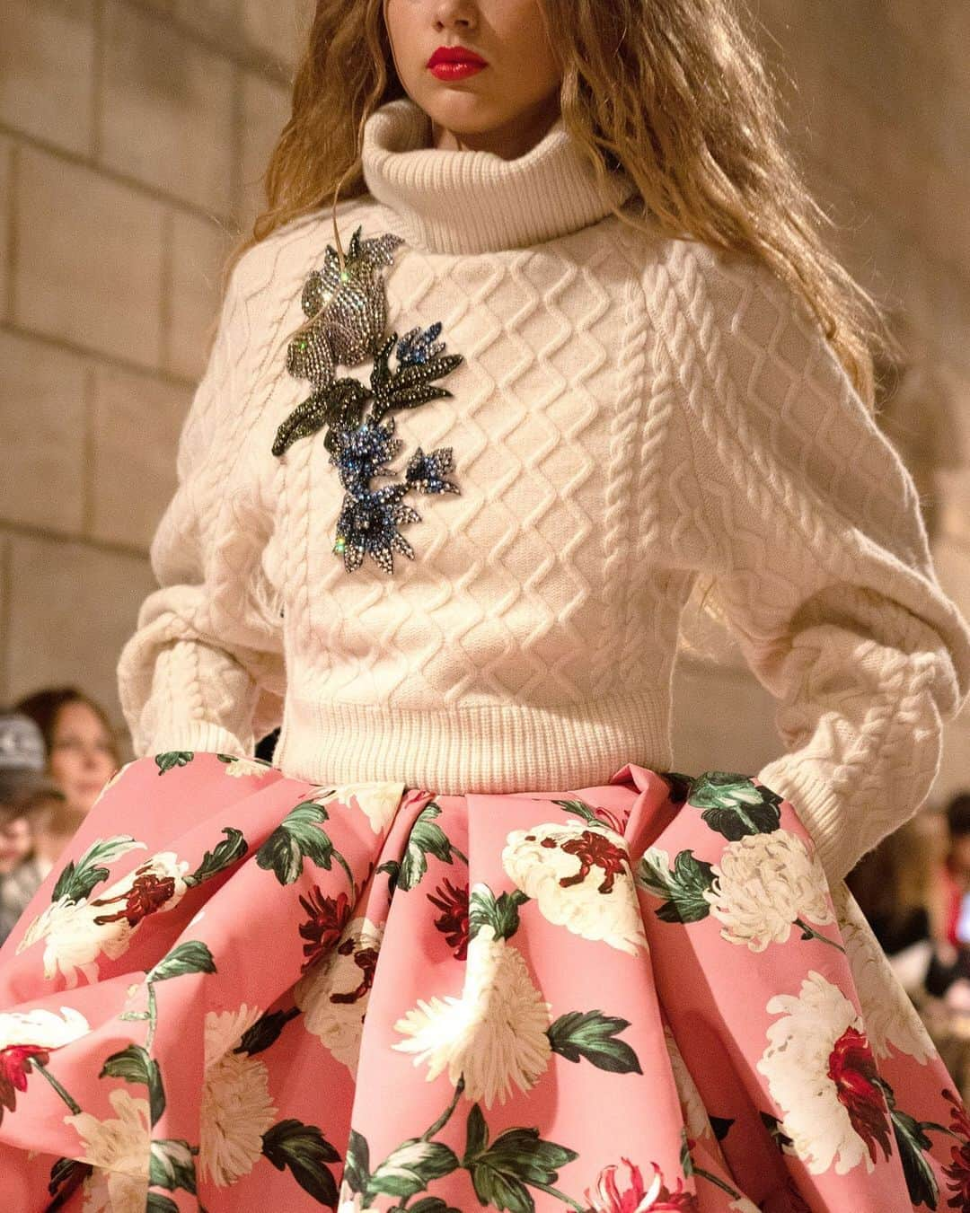 オスカーデラレンタさんのインスタグラム写真 - (オスカーデラレンタInstagram)「Even in knitwear, #odlrfall2020 exudes its themed opulence. Cable-knit cashmere with hand-encrusted blooms find companionship with the chrysanthemum print on the runway.」10月7日 3時55分 - oscardelarenta