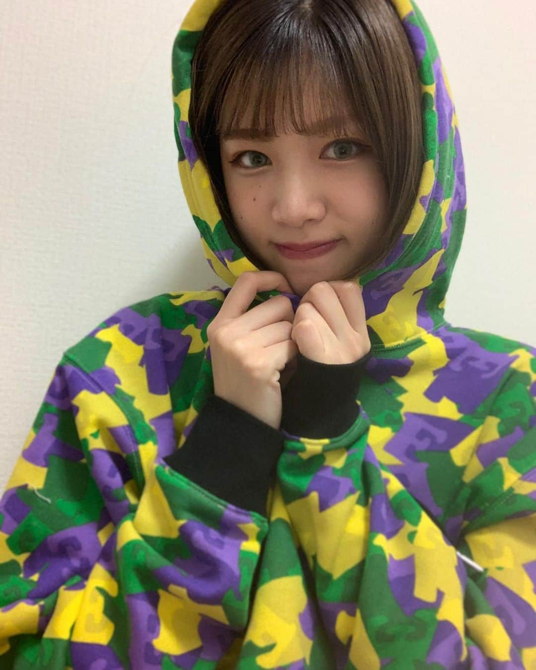 林優菜のインスタグラム：「. 弟とオソロっちのパーカー💜💜 かわいいかわいいお気に入り🥰 . . . #EXITEEE #EXIT #パーカー女子 #パーカー #ノーマルカメラ #兼近大樹 #りんたろー #姉弟オソロ」