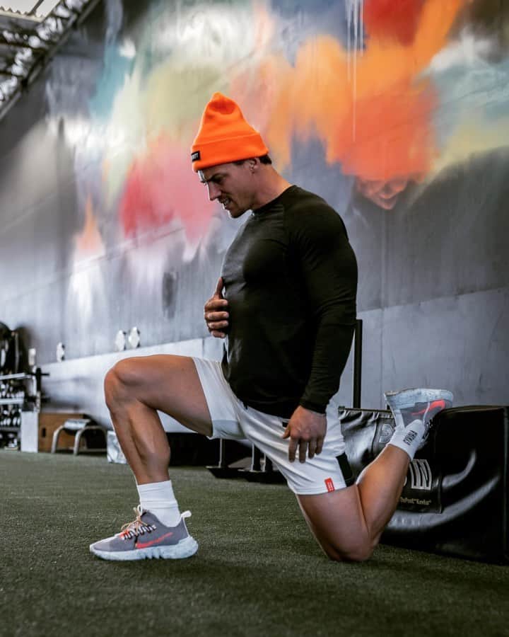 スティーブ・クックのインスタグラム：「Iso-lateral Leg day is a great way to ensure both sides get equal work. Also great for stability when training to become more athletic. Make sure to switch which side you start with! @fitnessculturetraining Save and give it a try later 💾  1️⃣ Smith Machine Squat - SL Eccentric, DL Concentric - 3x8 each 2️⃣SL Smith Machine RDL - 3x8 each 3️⃣SL Glute Bridge - 3x8 each 4️⃣ Lateral Lunges - 3x8 each 5️⃣ Cycled Split Squat Jump - 3x6 each 6️⃣ SL Lateral to Plyo Box Jump - 3x6 each #fitness #fitnessculture #stevecook #legday」