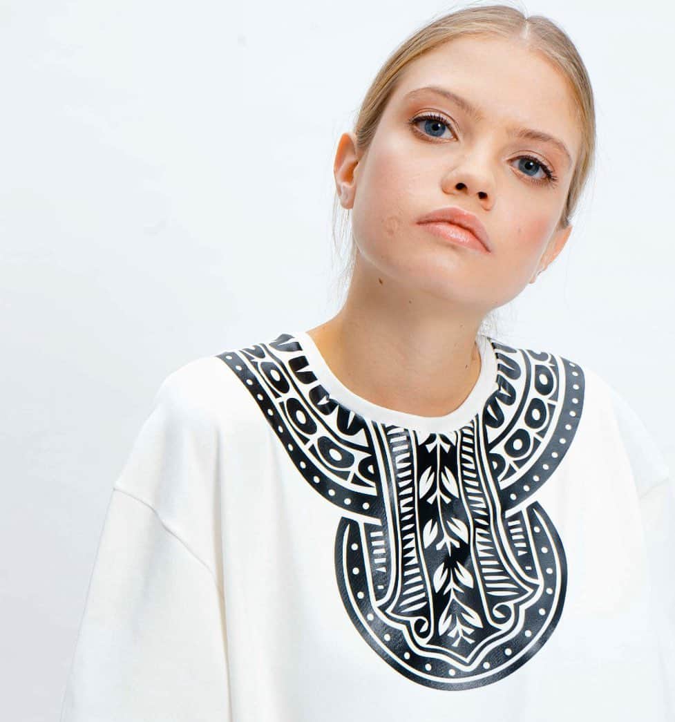 イヴァン・リギーニのインスタグラム：「In the Russian language there is a phrase "all ingenious is simple". IMAN is trying to follow this idea. We make simple things stylish and comfortable for you. In a comfortable organic cotton T-shirt with a unique print, you are bound to be in the spotlight. The item features relaxed fit, soft and short sleeves, the original IMAN round neckline print, and a signature gold badge on a sleeve cuff. Made of cotton 95%, elastane 5% and love 100%. Русским языком ведь написано 😊😀 @imanfashionofficial ✨ Spread some love ❤️」