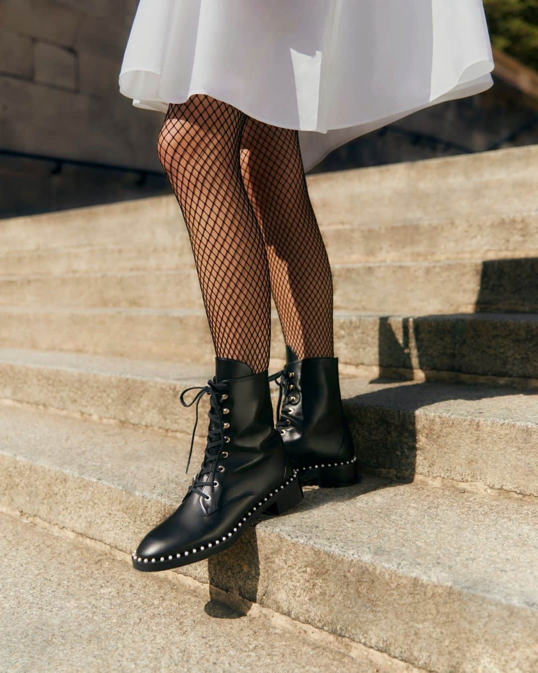 ネッタポルテさんのインスタグラム写真 - (ネッタポルテInstagram)「BOOT UP: Hailed as this season's best runway trend, combat boots are both cool and practical – @stuartweitzman's faux pearl-embellished style tick all the boxes. #IncredibleShoes  Tap the link in bio to shop at #NETAPORTER.」10月7日 4時00分 - netaporter