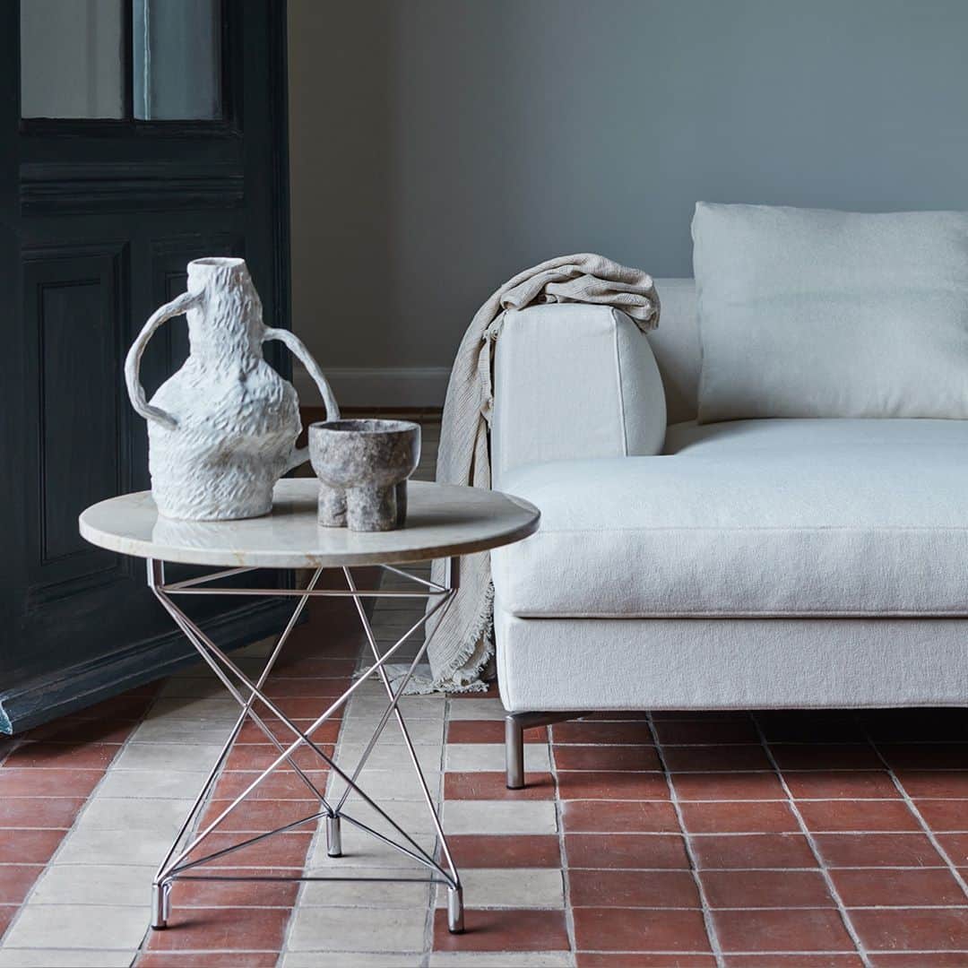 eilersenのインスタグラム：「Spider Triangle table with Savanna, a perfect match of nordic minimalism⁠ •⁠ •⁠ •⁠ #eilersen #eilersenfurniture #myeilersen #savanna #interiordesign #homedecor #sofa #danishdesign #inredning #finahem #interiorlovers #interiordesign #modernliving #minimalism #nordiskehjem #nordicinspiration #nordicliving #craftsmanship #luxurylifestyle #boligindretning #designinterior #livingroominspo #boliginspiration #softminimalism #hemindredning #schönerwohnen #nordicminimalism」