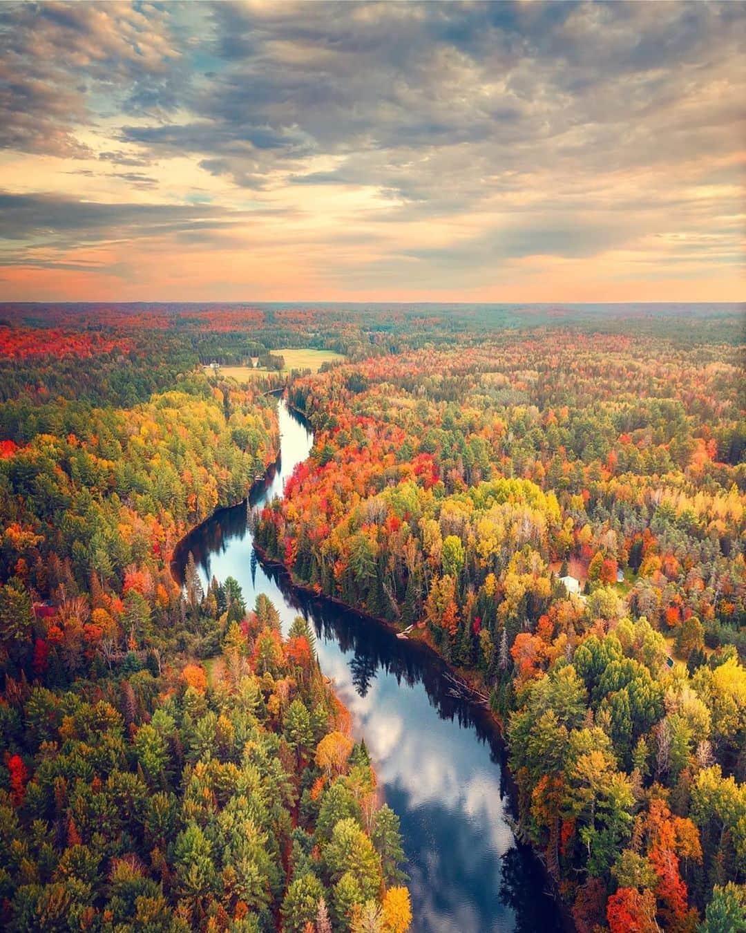 Lonely Planetのインスタグラム：「Today’s #lonelyplanet regram comes from @argenel who shot this amazon fall image in #ontario #canada. 🍂  Tag us with #lonelyplanet or #mylpguide for a chance to be featured.」