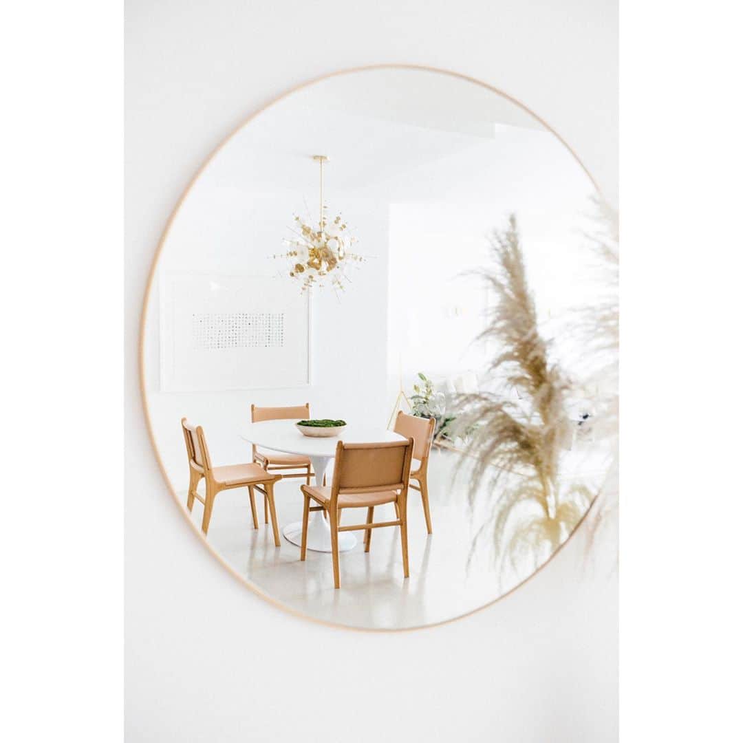エリン フェザーストンのインスタグラム：「Sneak peak of one of my latest interiors projects. These @barnabylane chairs are giving me all the feels #AtHomeWithBarnabyLane」