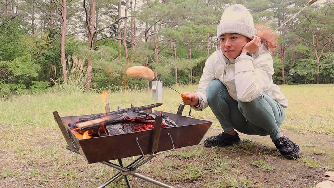 のインスタグラム：「本当はあんなこともしようこんなこともしようって いろいろと持っていったり考えていたけど  幸せってシンプルなのだと実感  #焚き火　#パン　好き　#monkey #キャンプ飯  #給食 に出てきてた　#コッペパン  #camp #bread #ソロキャンプ  #パン好き   焼かなくても食べられるけど 炙ったら美味しかった😳✨  #髪の毛　#hair #燃えて　#チリチリ になったわけではない」