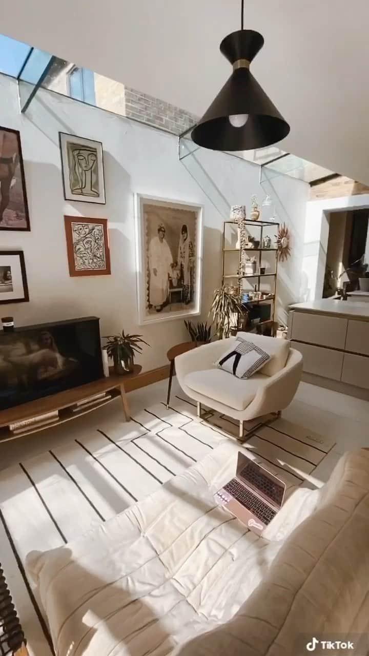 ルー・ティーズデールのインスタグラム：「All my homeys — @louteasdalehome ☕️ - (Downstairs tour... I knocked the halls and the arch out to make the 2 small receptions into one space. And then added the side return extension on the kitchen, plans etc on @lou)」