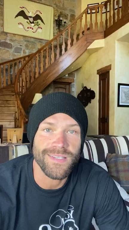 のインスタグラム：「To put it mildly, this year has been difficult. All around us, we’re bombarded by confusion and strife. From a global pandemic and natural disasters, to political drama and the loss of what we had all considered “normalcy”. Amidst all of that, I’ve tried to keep my focus on my own mental health, and remind myself that it is up to ME how I confront the issues in my world. Saying goodbye to a character and show that means so much to me was (and still is) truly difficult. The desire to figure out who I would be in the world “after” was trying. That’s why I always remind myself that I will define me. Just like YOU DEFINE YOU! Not the jobs you’ve had or will have, not comments online (good and bad) from people who don’t know you, not even that brutal inner voice that sometimes rears it’s ugly head. You alone have the power to figure out who you want to be and how to work for it. So, go ahead. DEFINE YOU. Only you can... #AKF #YouDefineYou shopstands.com . ps: I put a captioned version of this live on my Facebook and Twitter. Why doesn’t Instagram have live captioning yet?」