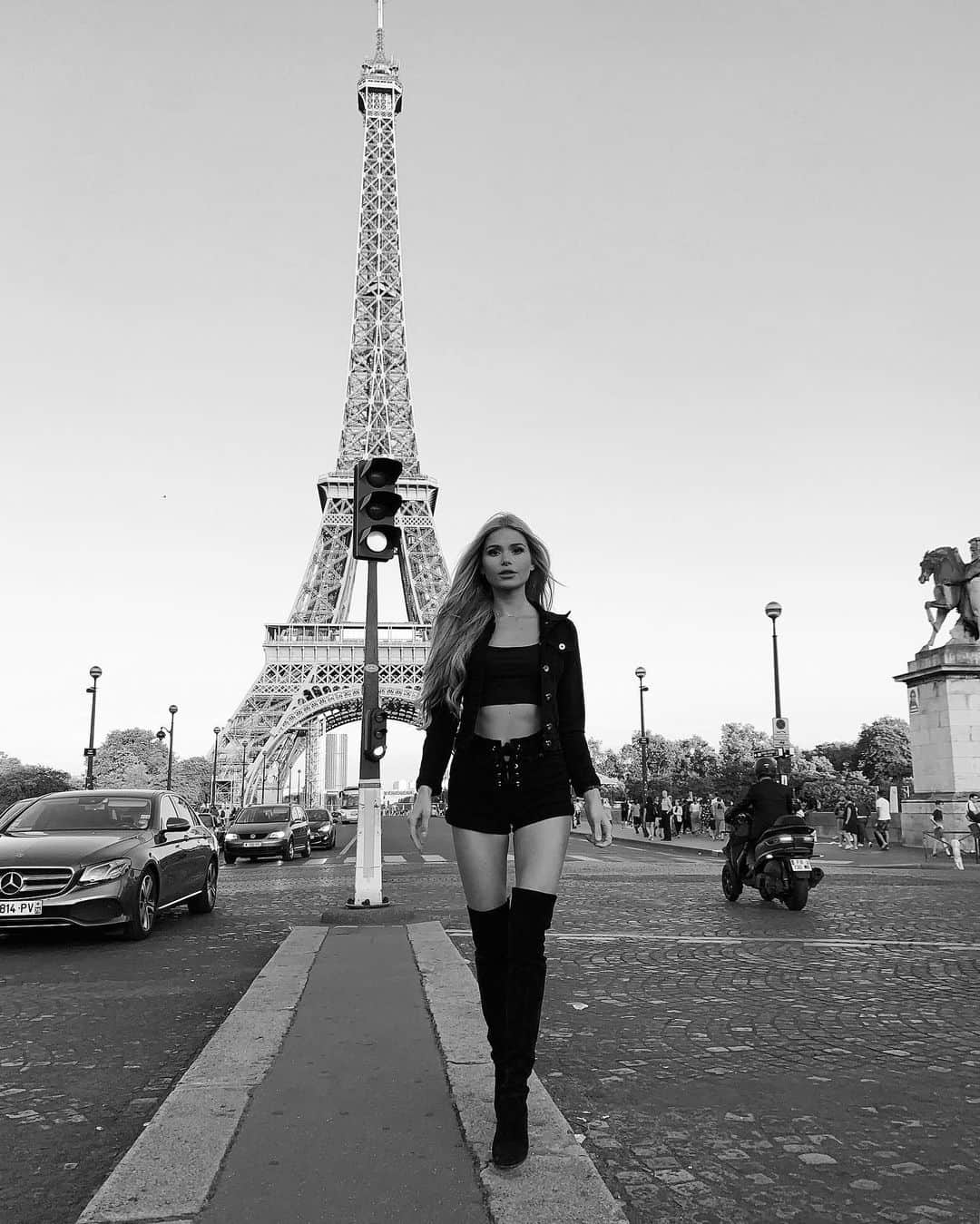 パメラ・ライフさんのインスタグラム写真 - (パメラ・ライフInstagram)「since half of my news feed is at Paris fashion week.. thanks for this inspo girls🕺🏼I‘m home, but I enjoy remembering how beautiful my favorite city is ♥️♥️♥️♥️ #tb #paris」10月7日 4時25分 - pamela_rf