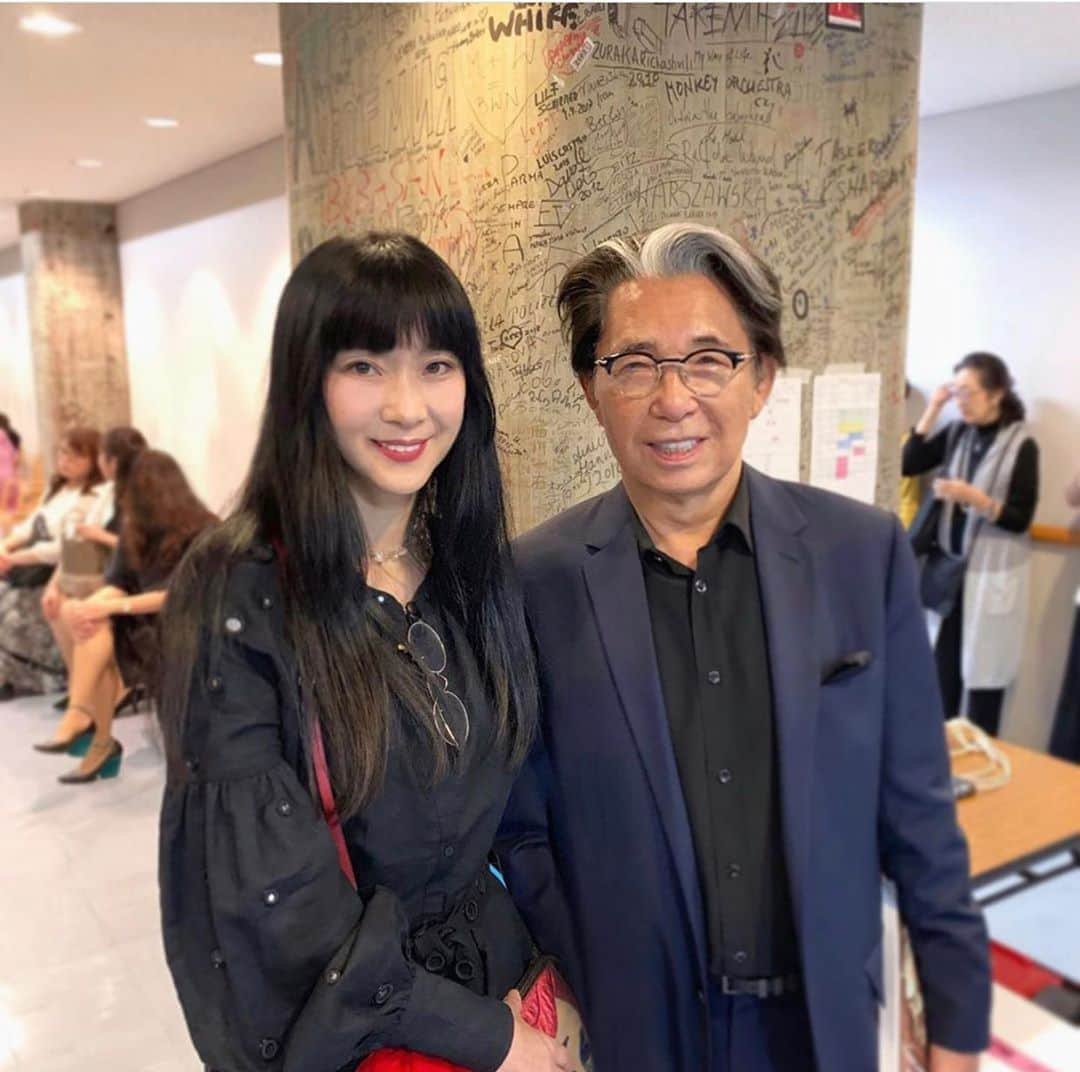 安珠のインスタグラム：「KENZOさんが十代の頃のわたしをモデルに選んでくれて光栄だった﻿ 去年もお逢い出来て嬉しかった﻿ ﻿ 喜びをたくさんもらった💐﻿ ﻿  R.I.P.  KENZO  #kenzotakada」