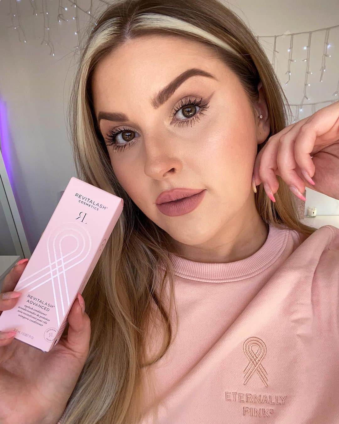 のインスタグラム：「Here’s another reason Revitalash is my favorite lash serum... not only does it WORK, but also this 👇🏼 ⠀⠀⠀⠀⠀⠀⠀⠀⠀ ⠀⠀⠀⠀⠀⠀⠀⠀⠀ ⠀⠀⠀⠀⠀⠀⠀⠀⠀ ⠀⠀⠀⠀⠀⠀⠀⠀⠀  As proud supporters of year-round breast cancer initiatives, @revitalashnewzealand turns pink for the month of October to give back globally to the community from which it was founded. ⠀⠀⠀⠀⠀⠀⠀⠀⠀ The team at @revitalashnewzealand have TWO amazing fundraising initiatives running this month! 🥰 ⠀⠀⠀⠀⠀⠀⠀⠀⠀ Firstly, for every pink product that is sold nationwide, they will donate a one month supply of RevitaLash or RevitaBrow to @lgfbnz which is a charity I absolutely LOVE! 💕 (this includes sales via @xobeautyshop, we stock their amazing range! So now is the perfect time to try it or stock up) ⠀⠀⠀⠀⠀⠀⠀⠀⠀ And secondly, they have released their first ever fundraising garment - the Eternally Pink jumper. 100% of the profits from their pink jumper sales will be donated to @pincandsteel - that's ONE HUNDRED PERCENT of the profits 🥳 http://revitalash.co.nz 💓 they are such an amazing company 😭 I just had to share this initiative with u guys (AD PR GIFT)」