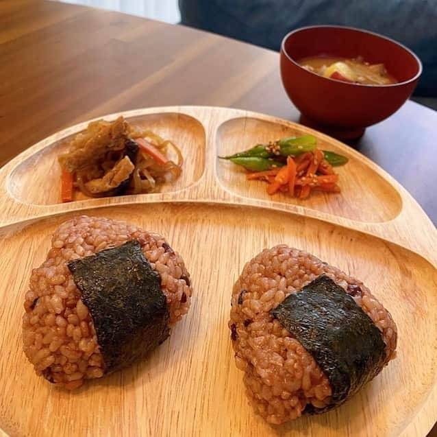 veggy_ambassadorさんのインスタグラム写真 - (veggy_ambassadorInstagram)「Repost from @ryourinigate.kaasan   #料理苦手かあさんの今日のごはん﻿ #朝ごはん﻿ ﻿ 酵素玄米ごはん﻿ きのこと根菜のお味噌汁﻿ 切り干し大根﻿ いんげんのごま醤油麹和え﻿ ﻿ ﻿ 今朝は待ちに待った﻿ 酵素玄米を食べられる日♡﻿ ﻿ 子供たちはおにぎりにして、﻿ みんなでいただきまーす！﻿ ﻿ もっちりしてて、﻿ 甘味があって、﻿ 玄米の独特な風味も美味しーい♡﻿ ﻿ 子供たちも﻿ 『もちもちで美味しいねー♡』﻿ 『明日のお弁当にも入れてね！』とこのと☺︎ ﻿ ﻿ 酵素玄米ごはん生活で﻿ 自分や家族の身体がどんな感じで﻿ 変化していくか﻿ これからが楽しみー♡﻿ ﻿ @nadeshiko_healthy_life  #なでしこ健康生活公式アンバサダー  #なでしこ健康生活﻿ #免疫アップレシピ﻿ #宅めし﻿ #酵素玄米﻿ #酵素玄米ごはん　#玄米﻿ ﻿ #塩麹 #醤油麹 #甘酒 ﻿ #発酵調味料 #発酵食品﻿ ﻿ #腸内環境 #腸活 #腸活レシピ﻿ #時短料理 ﻿ #時短料理レシピ #簡単レシピ﻿ ﻿ #こどもごはん #こどものおやつ ﻿ #幼稚園弁当 ﻿ #おかあさんの味 #家庭料理 ﻿ #おうちごはん﻿ #自然派育児 ﻿ #saoriscooking❤︎ ﻿ #湘南ママ﻿ #料理苦手かあさん」10月7日 4時27分 - nadeshiko_official_shop