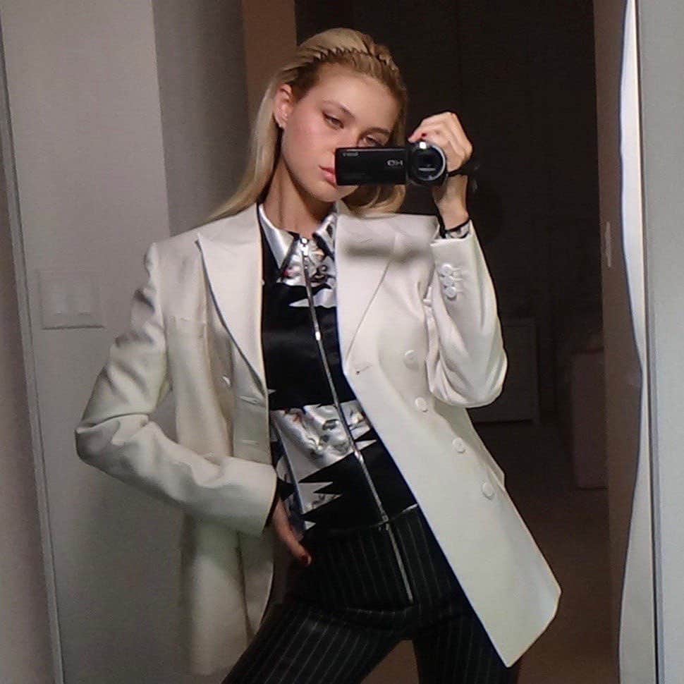 Vogueさんのインスタグラム写真 - (VogueInstagram)「@nicolaannepeltz has been a fixture at @louisvuitton's shows, but this season, her view from the front row looked a little different. Though the label debuted its spring 2021 collection with a physical presentation in Paris this morning, Peltz tuned in virtually from Los Angeles instead. Tap the link in our bio to see her photo diary from her day with @louisvuitton, including photographs taken by her fiancé, @brooklynbeckham」10月7日 4時40分 - voguemagazine