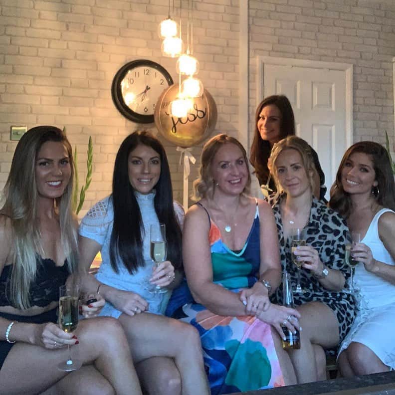 ニッキー・サンダーソンのインスタグラム：「Girl Gang 💗  #tb #throwback #girls #squad #drinks #celebrations #birthday #mygirls #ladies #love #friends #catchupsoon #lovemyladies #besties」
