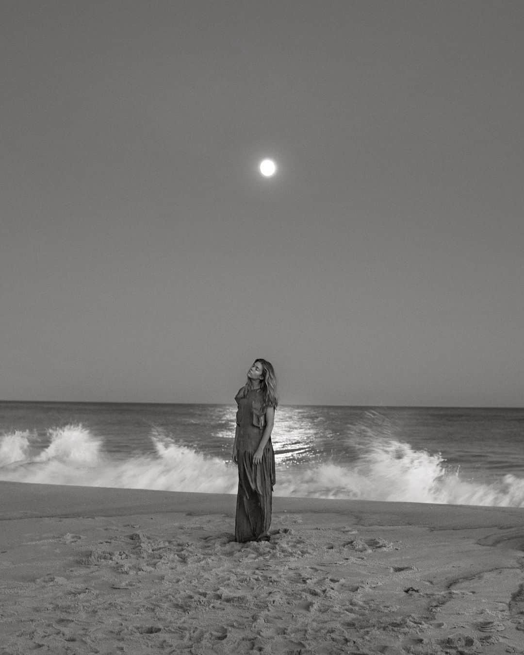 Victoria Leeのインスタグラム：「🌝🖤」