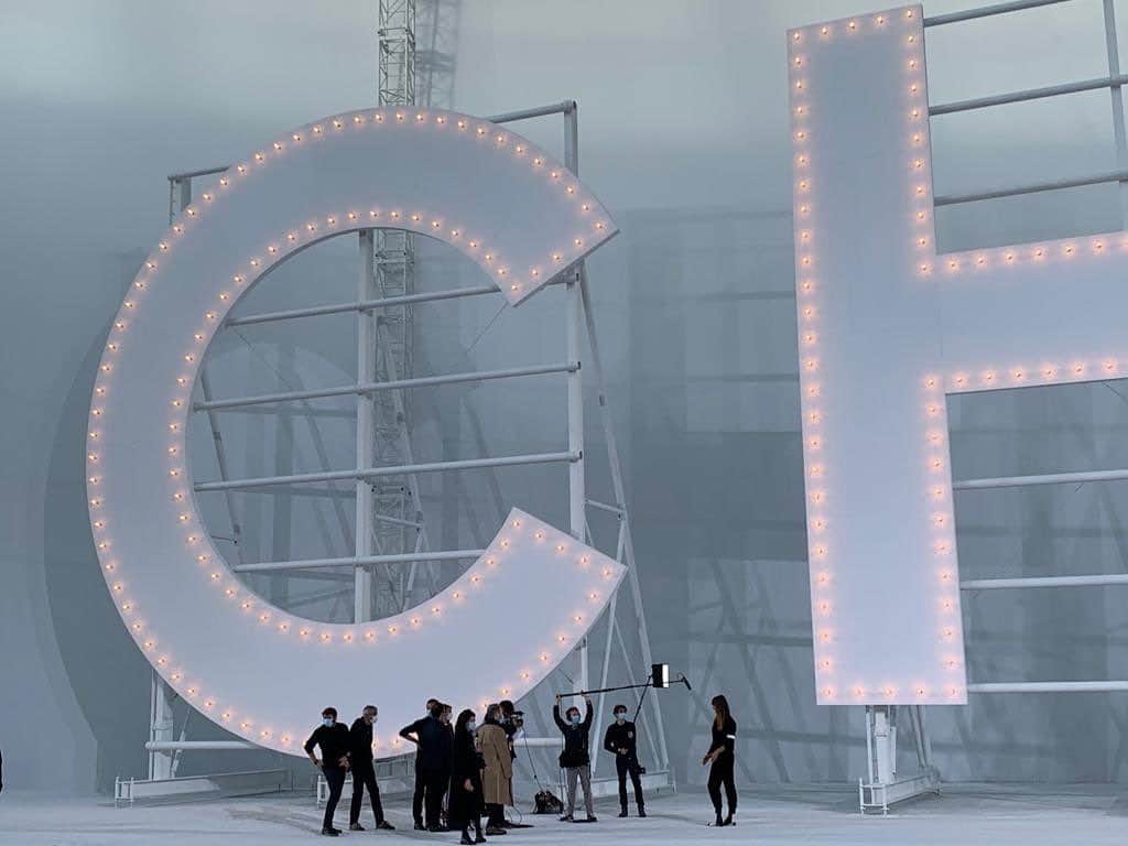 カロリーヌ・ド・メグレのインスタグラム：「9.am Paris - Working with the nicest team on the set of the show.  I love this picture, it seems like a set up 😍 (I’m on the far right) #ChanelSpringSummer」