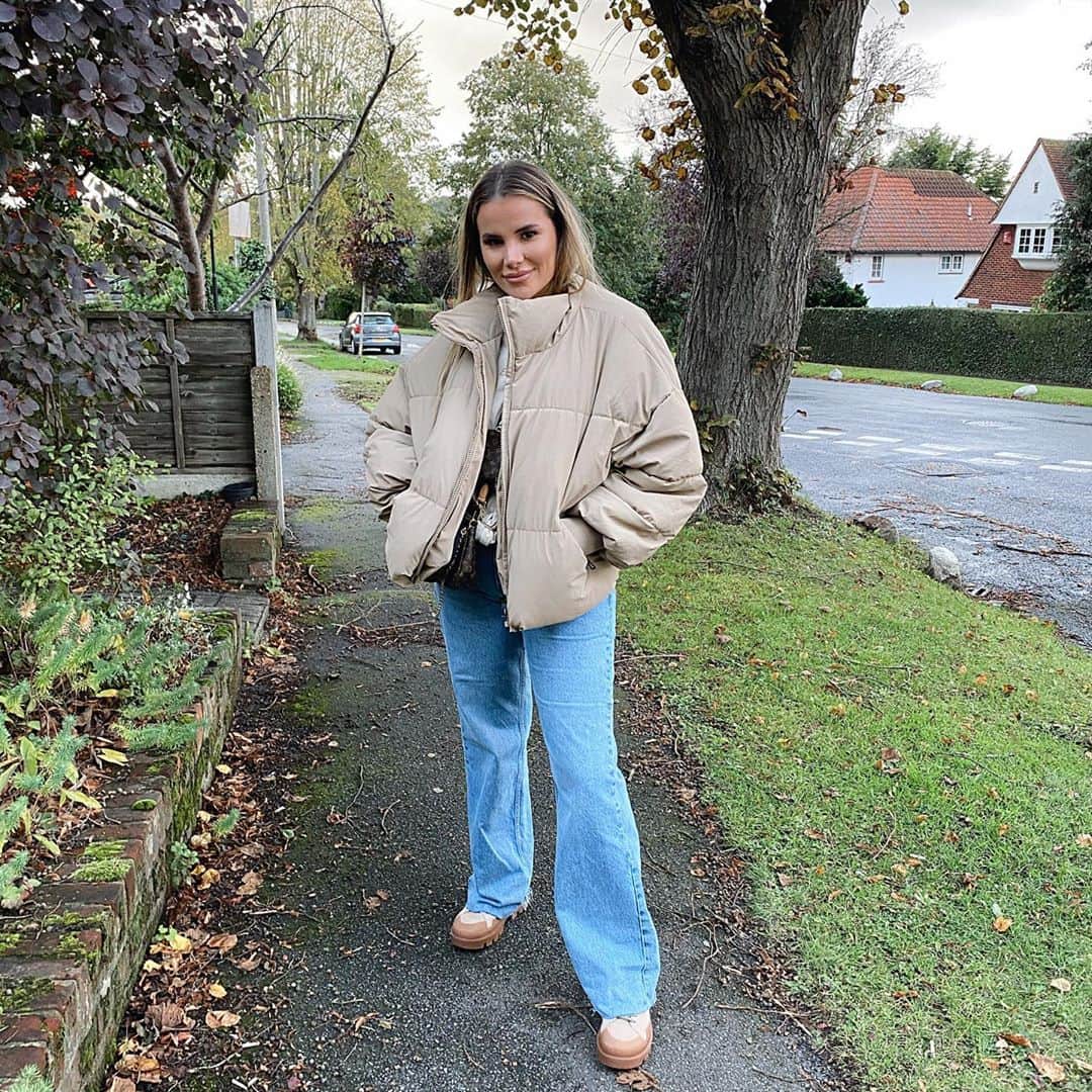 のインスタグラム：「Coat season is here & im happy 😬 excuse the hair .. tommy made me walk & it rained 😔🤣」