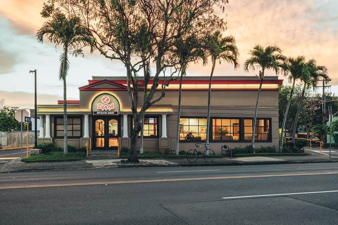 Zippy's Restaurantsのインスタグラム：「Zippy’s Kailua dine-in restaurant is open! Join them for our new Chicken Trio Plate: Fried Chicken, Chicken Katsu and Korean Fried Chicken served with two scoops of Rice and Corn.」