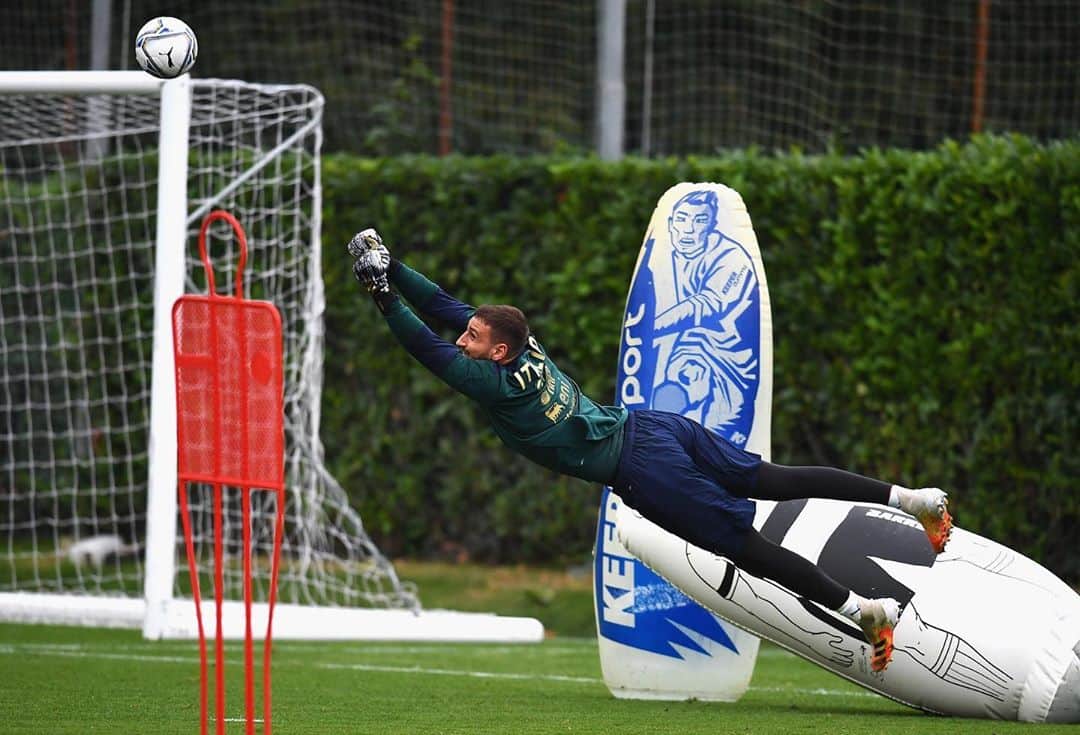 ジャンルイジ・ドンナルンマのインスタグラム：「Allenamento 🧤 ⚽️ #azzurri #Nazionale 🇮🇹」
