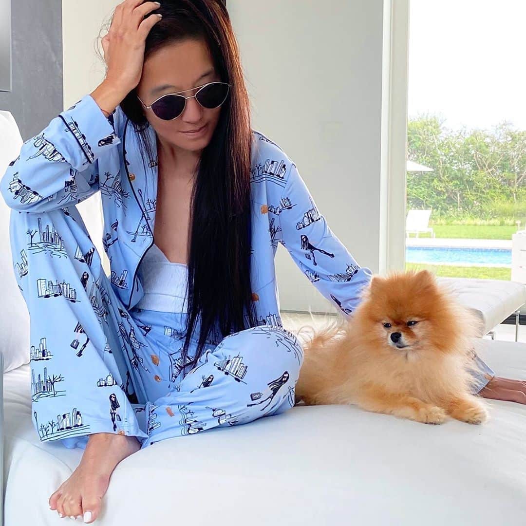 ロック&リパブリックのインスタグラム：「PJs for every mood. 👉to see @verawang’s favorites, including a set starring Vera and Lola 🐕 #Kohls #SimplyVera」