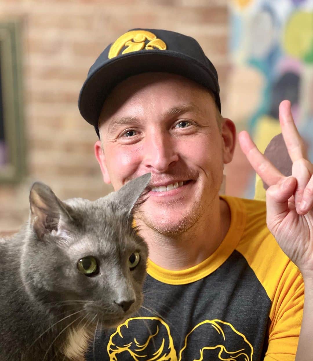 のインスタグラム：「Hey everyone! Proud Iowan here—which is why I’m throwing my support behind @theresagreenfield for #IASenator! Let’s get someone in there who believes in a science based approach to dealing with Covid. Someone who believes in climate change and the risks it poses to all of us. Someone who will fight so that every American will have affordable health care regardless of any pre-existing conditions. Someone who believes in protecting farmers, not giant corporations. And so much more! Link in bio to donate! Must be 18+ and a US citizen! Or just spread the word! Love and thanks ❤️❤️ #GoHawks #FlipTheSenate2020」