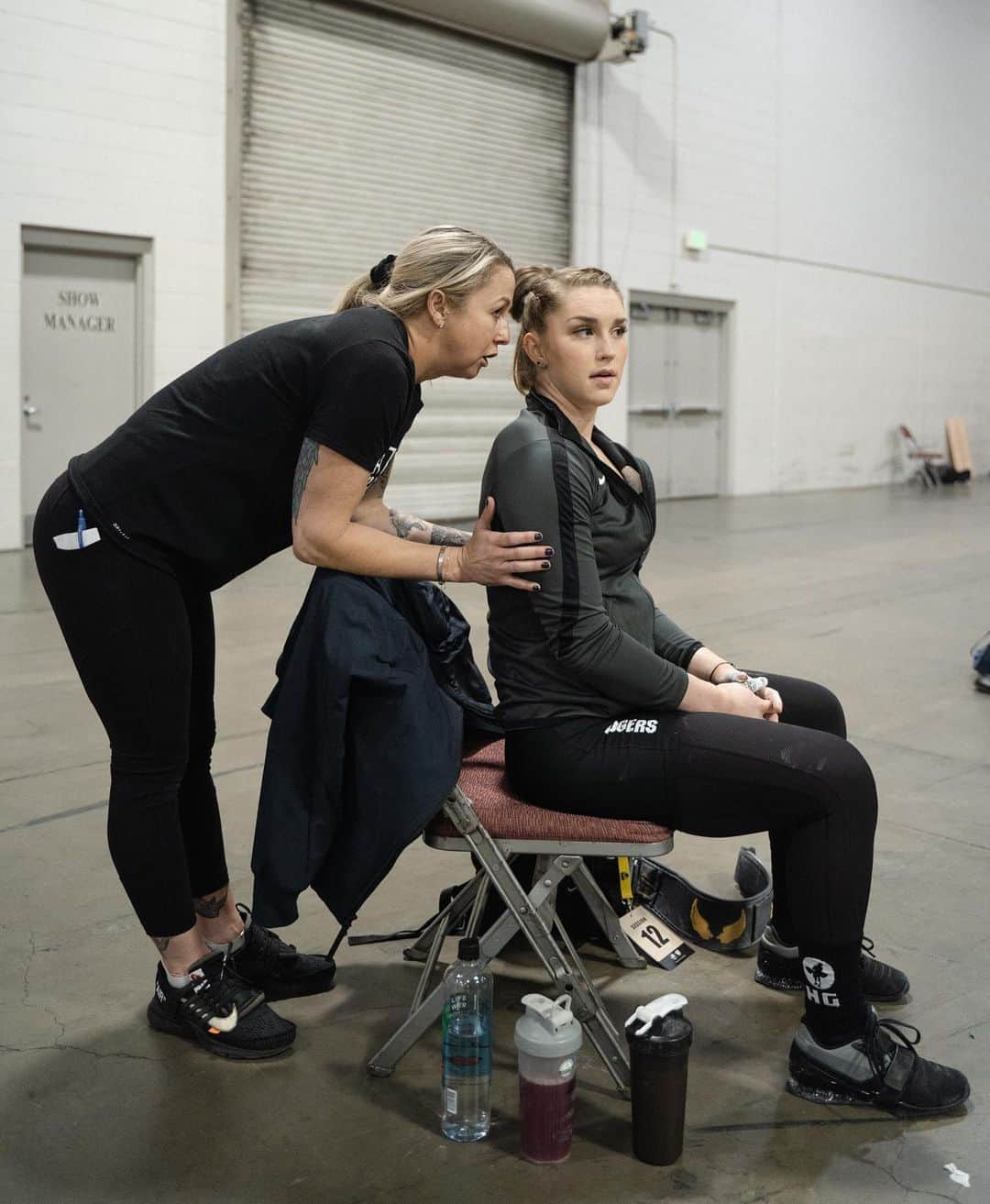 マッティ・ロジャーズのインスタグラム：「Happy national coaches day to the coach who, “not to be dramatic”, changed my entire life in the last year. The coach who coaches with her whole heart and every part of her being & gives her full self to every athlete she has, not just some. The coach who has dragged me out of some of my worst moments (in public & in private) & believed in me before I even did. The coach who knows the ins and outs of my entire day, thoughts & feelings, not just training. The coach who smooshes my international airplane back when it feels like my tailbone is sticking out of my skin and wagging. The coach who tolerates my sass & complaining, but also tells me when I need to get my shit together and toughen up. The coach who responds to every set I do from the opposite corner of the country within a minute, before I even take my next set. The coach who beats my ass & makes me die, but legally. HAPPY #NATIONALCOACHESDAY @aimees2cents SEE YOU IN A WEEK 🖤🖤🖤」