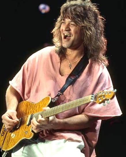 ジョン・メイヤーのインスタグラム：「Eddie Van Halen was a guitar superhero. A true virtuoso. A stunningly good musician and composer. Looking up to him as a young kid was one of the driving forces in my needing to pick up a guitar. I was so blown away watching him exert such control and expression over his instrument. Learning to play the guitar taught me so many things, but still absolutely nothing about how to play like Eddie Van Halen. And for that reason, I never stopped watching him in adolescent awe and wonder, and I promise you I never will. So very sad to learn of his passing. My love to his family, his bandmates, his friends and his crew. EVH FOREVER ♥️」