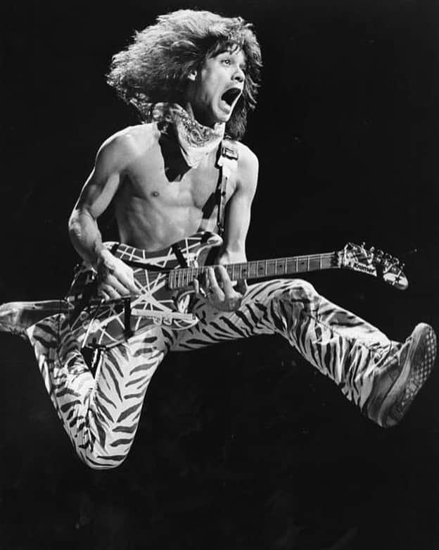 レニー・クラヴィッツさんのインスタグラム写真 - (レニー・クラヴィッツInstagram)「Legendary guitar and musical innovator Edward Van Halen. 1955-2020. Heaven will be electric tonight.」10月7日 5時13分 - lennykravitz