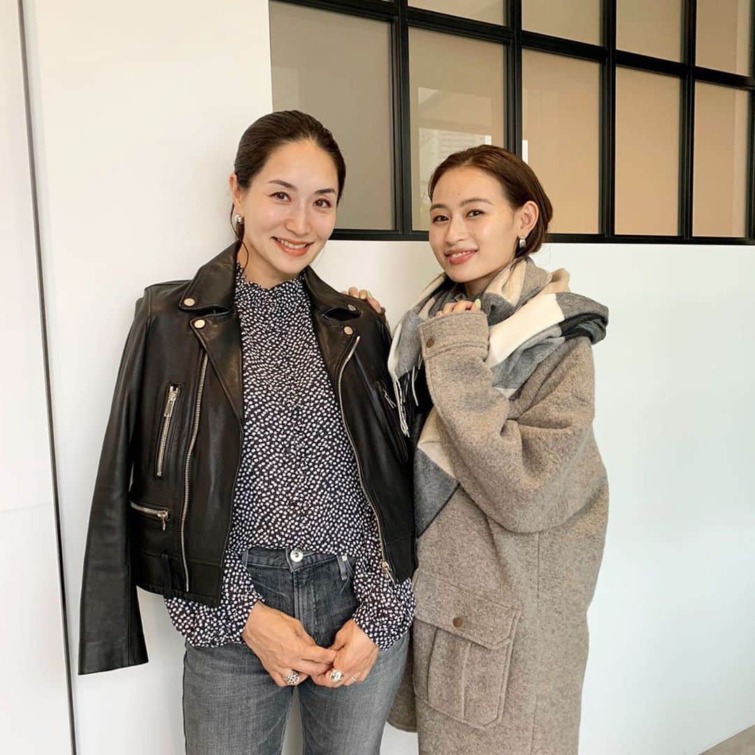 亀恭子のインスタグラム：「@haunt_daikanyama  #Instagramlive  私が着用したアイテムの詳細です☟  【1着目】 ⚫︎HAUNT リブタートルニット　22000+tax https://shop.haunt-tokyo.com/itemdetail?ItemID=1-20303000-30  ⚫︎HAUNT ストール 36000+tax https://shop.haunt-tokyo.com/itemdetail?ItemID=1-20309003-30  ⚫︎RED CDRD デニム(Anniversary) 19000+tax https://shop.haunt-tokyo.com/itemdetail?ItemID=26403-kvd  【2着目】 ⚫︎LITRAL フラワーブラウス　15000+tax https://shop.haunt-tokyo.com/itemdetail?ItemID=3-20308000-05  ⚫︎upper hights レザージャケット 88000＋tax https://shop.haunt-tokyo.com/itemdetail?ItemID=174LL501-BLK  ⚫︎upper hights デニム (THE NINETY′S LONG LENGTH ) 23000+tax https://shop.haunt-tokyo.com/itemdetail?ItemID=139336L-TTN  デニムトレンド、 ハイウエストやフレア、ニュアンスカラー… 欲しいものに確実に出会える ハウントのセレクト。  お洋服はもちろん、ストールやシューズなどの小物にもいつもキュンとさせられてます。  皆さまもぜひ❤︎  #instagramlive #haunt #fashion #2020fw #autumn #❤︎」