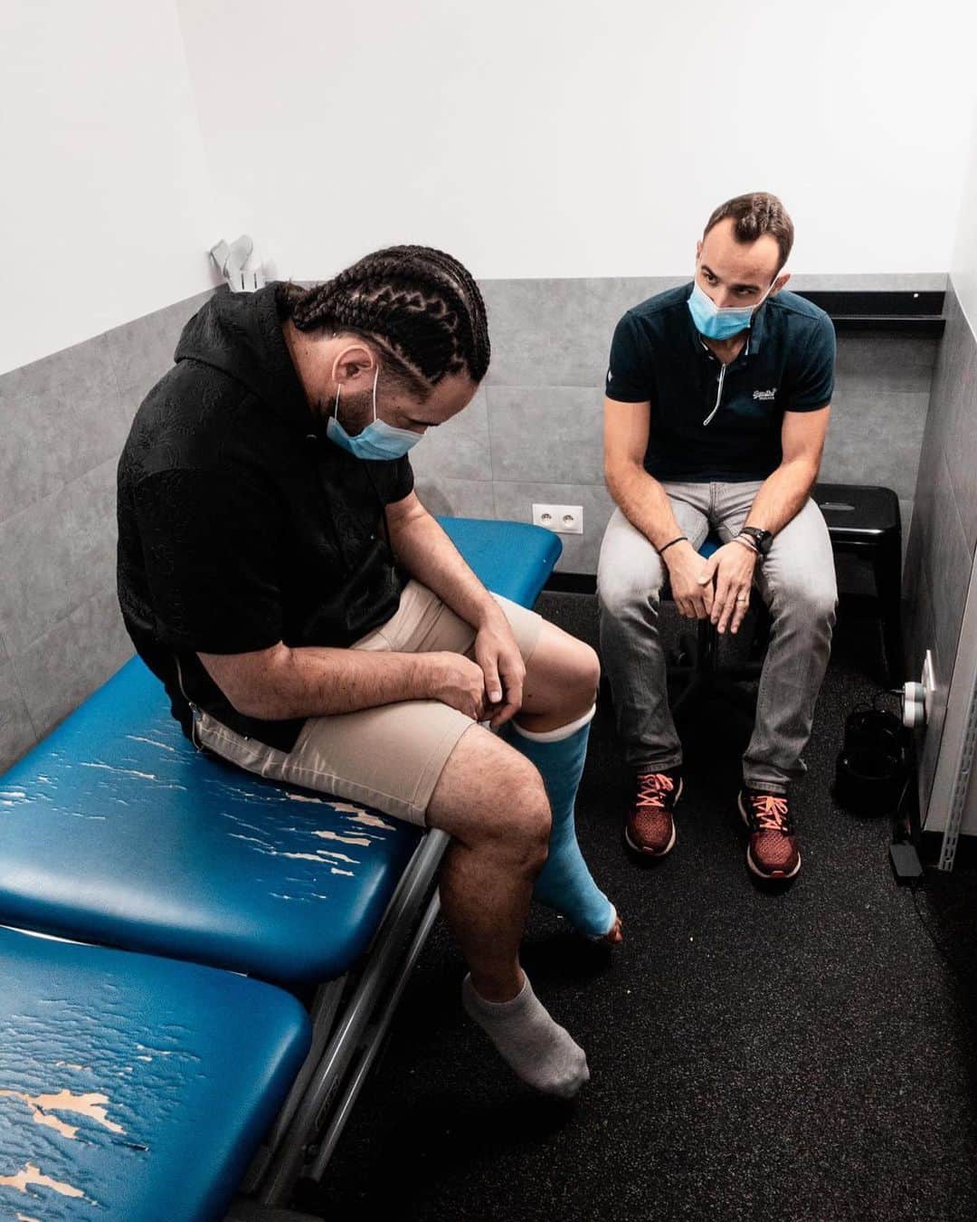 ショーン・ガルニエのインスタグラム：「PROCESS STARTING ... @odysium  +15 comments gets follow back  #startfromthebottom #seangarnier #seanfreestyle #urbanballer #kinesitherapie #recovery #injury #football #rehab」
