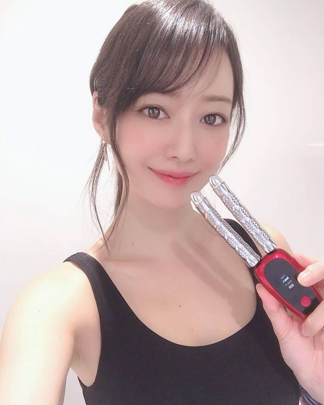 吉山りささんのインスタグラム写真 - (吉山りさInstagram)「💋吉山りさの 勝手にオススメ美容アイテム🥰  今日は  💎 『ウサミミ シェイプスティック』🐰  結論からお伝えします❣️  ✨✨✨✨✨  めちゃくちゃ良い😍😍😍  ✨✨✨✨✨  最近やり始めた  吉山りさの勝手にオススメ美容アイテム  投稿は わたしが心の底から好きな物しか載せません💕  そこにこの『usamimiシェイプスティック』🐰 がランクイン❣️  先月、13年間一緒に過ごした🐰ぴょんくんがお月様へ帰り そんなあとに偶然に見つけたこの美容機🌕🐰💘  形も愛おしくて仕方ない😂💕  正直ここまで期待してませんでした😱  🙇🏻‍♀️🙇🏻‍♀️🙇🏻‍♀️  🌈 『Face』『BODY LとH』  わたしはミストスプレーしてから使用✨  顔も体も心地よくピリッピリッ🥰  今までは貼るタイプのEMSは使ったことありますが  粘着が無くなったり 貼ったりとったりもめんどう💦 （ご存知の通り私、極度の面倒くさがり屋なので😂）  なので本当にクルクル転がすだけで  めちゃくちゃ気持ち良いし効いてる感じ大🥰  💫💫💫  吉山りさ、久々の絶賛アイテムです❣️  これは売り切れになる意味がわかります🐒  顔のたるみやデコルテ 二の腕や太もも  全身使えるしUSBの充電でかなりもつのも魅力のひとつ💋  仕事にも持ち歩いてま〜す💕  これ、当分手放せない🤭💋  #b_plus #usamimiシェイプスティック #美容機器 #たるみ #デコルテケア #おうちエステ #おうち美容 #女神のマルシェ #pr #ウサミミ #usamimi #美容 #勝手にオススメ美容アイテム #吉山りさ #モデル #美顔 #ems #インナーマッスル  #表情筋 #エクササイズ #顔痩せ #セルライト #beauty #instagood #動画 #勝手にオススメ #スキマ時間 #筋肉 @bplusjapan   オススメ過ぎて 伝わるか分かりませんが 動画も撮ってしまった😂  海外ドラマ見ながらやってます😍（笑）」10月6日 20時17分 - oreorerisa