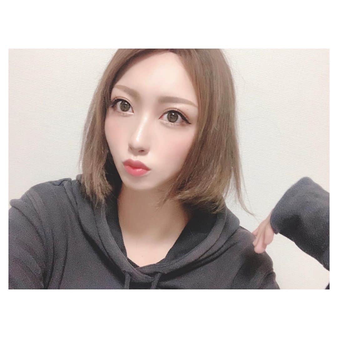 Nacoのインスタグラム：「いっぱいいっぱい一生懸命頑張る時間も必要だし いっぱいいっぱい一生懸命頑張った自分を褒めてあげたり休ませてあげる時間も必要だと思う 自分に対して過保護って思われても自分自身を褒めたり認めてあげるってとても大切なことだと思う。 自分自身に出来たら本当の意味で相手にもしてあげられるんだと思う。 どんなことでも^^ . #みんな元気かな #コロナよ #いい加減にしてくれ #気付けばもう数ヶ月で今年終わるやん #コロナ太り #実際関係ないけど #コロナのせいにしてしまおう笑 #selfie #instagood #instaselfie #Nacostagram #makeup #mylife #followｍe #likeforlikes #beauty #셀카 #셀스타그램 #모델 #일본인 #나코스타그램 #안녕」