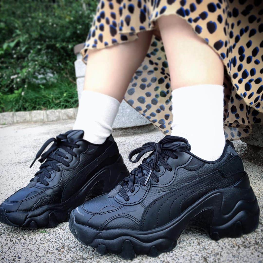 NOHANAのインスタグラム：「・ ALL BLACK🖤 黒いスニーカーって意外と新鮮😎 ・」