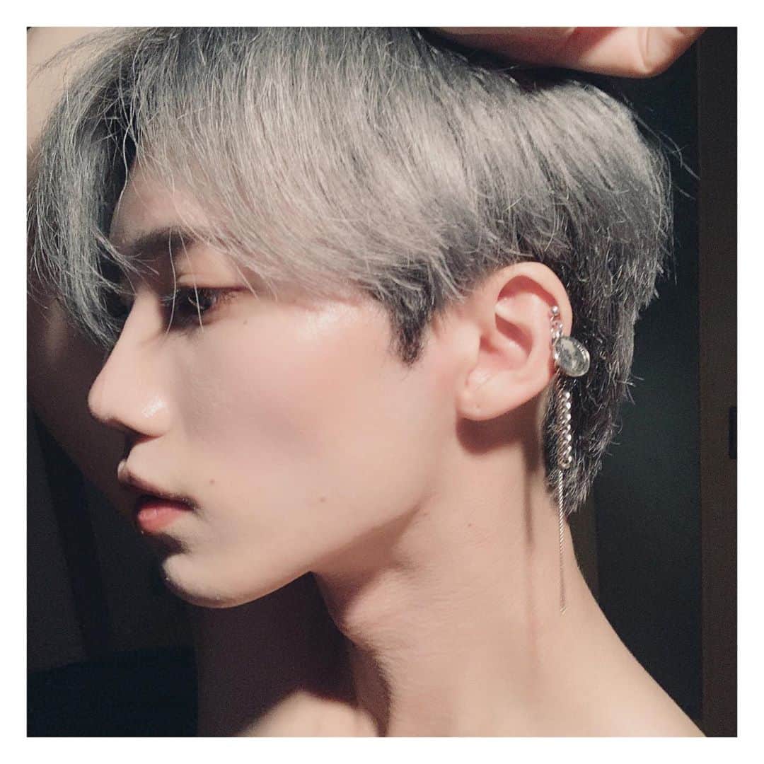 のインスタグラム：「ブリーチのし過ぎで髪の毛が痛みまくりで切れたりして大変だったのでけんやくんにカットしてもらいました‪＼👏🏻  スカスカだったのがアイロンも しやすくなりました😭👏🏻🧡！！ 本当救世主、、、丁寧にカットしてくれてありがとうございます！  韓国系の髪色や髪型が得意なので ぜひSHIMAにも遊びに行ってみてね(^-^)/   I had to cut my hair because it was too bleached and my hair was hard!  it's the best！Thanks ⚐」