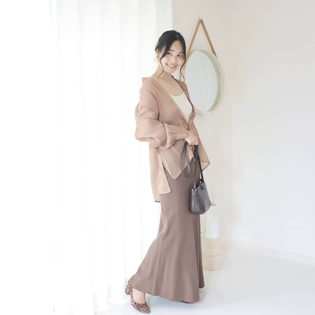 Eri Satoのインスタグラム：「beige×mocaコーデ · shirt: @rectangle_official  skirt: @isook_official shoes: @outletshoes_official · @rectangle_official の #バンドカラーシャイニーポプリンシャツ スカート合わせで着回し☺💛 · 週末の運動会は延期かなー😂 去年の台風で何度も延期したから、今年は予備日が3日もありますw 最後だからちゃんと出来ると良いなぁ🙏✨ · #rectangle_official#rectangle_code#rectangle#レクタングル#シャツコーデ#高身長コーデ#ママコーデ#カジュアルコーデ#ユニジョ #秋コーデ#秋コーデ #fashion#ootd#outfit#code#coordinate#style#ファッション#コーディネート#コーデ#プチプラ#プチプラコーデ#シンプルコーデ#mamagirl#locari#partegram#カジュアル#お洒落さんと繋がりたい」