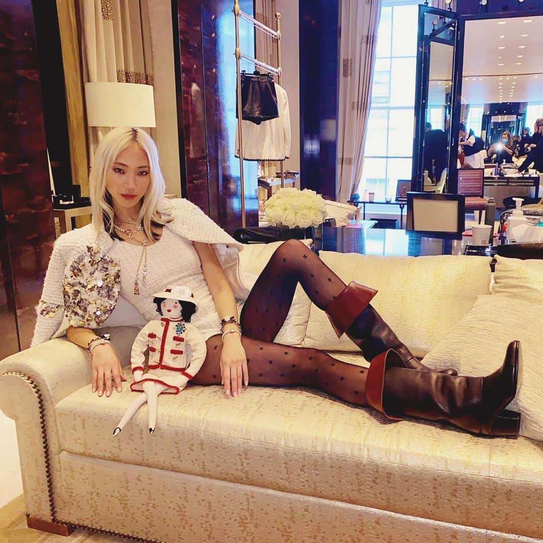 パク ・スジュのインスタグラム：「Live by proxy @chanelofficial #chanelspringsummer」