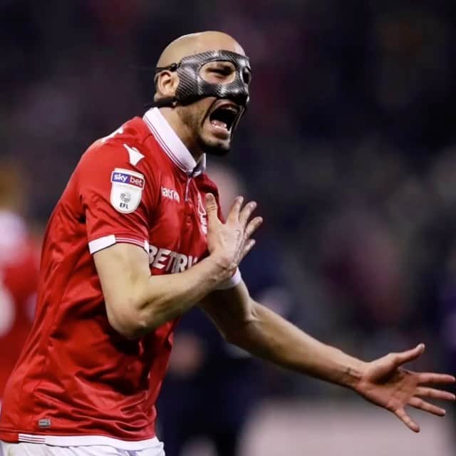 ヨアン・ベナルアンのインスタグラム：「The career of a professional football player is full of many different emotions. Today for me is the day to feel new energy because a new opportunity is coming. But today is also the day of a veiled sadness to leave one of the place i always bring with my in any part of the world. I’ll never forget Nottingham and my special thanks is today for the supporters, the club , friends and all the people i have meet in this wonderful place. It is unbelievable how i felt their love and passion literally “every second” i spent in this city. A big hug to everyone big love from me to everyone don’t forget everywhere nannananananana i gonna Miss you a lot  @officialnffc ❤️ The Man of the mask 🦅」