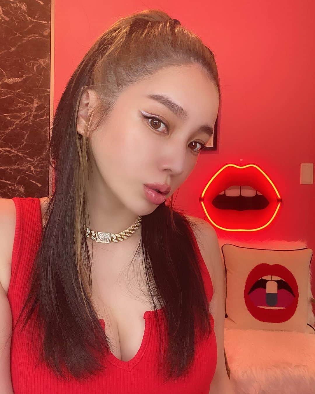 megbabyのインスタグラム：「質問🙋🏻‍♀️ 作ってほしいコスメある？🧏🏻‍♀️💭 ・ 今１年以上かけて作ってるものがあって(しかも何個も🥺)どれも完成間近✨ みんなが作ってほしい！これほしい！ってコスメあれば教えて☺️ ・ みんなが欲しいものを優先的に形にしたいの🥺📝 ・ ちなみにこの写真のメイクは作っているサンプルを使ってるよ🤫」