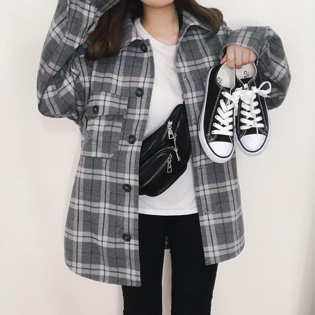 のインスタグラム：「. GUで買ったジャケット☺︎ CPOジャケット 2490円 Mサイズ . . ２枚目からはフィルターかけてないです!! スニーカーはGRLのリピ商品  . . 他にも買ったGU秋冬は 今日の動画で紹介してます!! . . . #コーデ #今日のコーデ #今日の服 #code #ootd #チェックシャツ #ジャケット #GU #GRL #プチプラ #スニーカー #購入品 #秋冬 #チェックジャケット #低身長 #低身長コーデ #秋服」