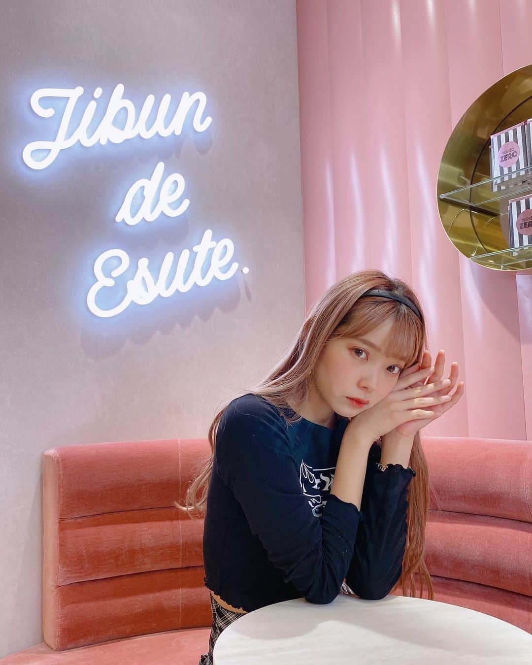 のインスタグラム：「有楽町マルイにあるじぶんdeエステに行ってきたよ👌 店内がピンクで可愛くて気分上がる💓 私はmamと行ったのだけど、友達と一緒に行ってもできる部屋もあって寂しくないよ 笑 初めての人でも説明も分かりやすくて簡単に自分の気になる部分を施術できて良かったなぁ🤔  #じぶんdeエステ#エステ通い放題#自宅deエステ#PR」