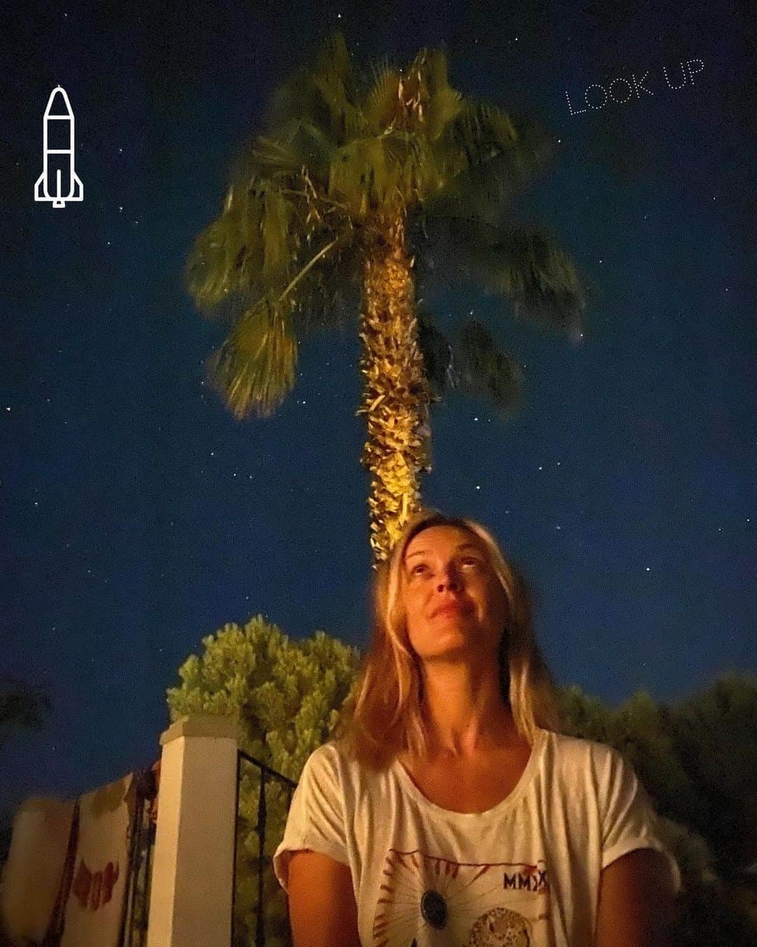 のインスタグラム：「This week I’ve been thinking about and getting into conversations on technology. There are obvious ways in which it has helped us but there are many ways in which is steals time, drains energy and helps numb us from the realities (good and bad) of life.  It’s interesting to think that at the conception of computers and high performance technology our instinct was to look to the skies. Send spacecraft to the moon, create satellites, to look OUTward and UP. The evolution of technology has lead to us all looking down. Neck bent over to gaze at one small screen, post photos of ourselves and in turn make us more concerned about the modern world rather than the big expanse of sky or the endless universe. (It’s not lost on me that I’ve just posted a photo of myself on here)  My plan is to look to the skies more. Up and out and to stay curious. 🚀」
