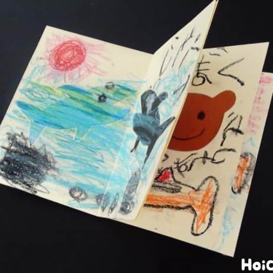HoiClue♪ [ほいくる]のインスタグラム：「＼ミニサイズのオリジナル絵本／  1枚の画用紙が、8ページの絵本になっちゃう…！？😳  「どんなお話にしようかな？」考えながら作る工程も楽しい🖋  自分だけのオリジナル絵本を作っちゃおう✨  . . . . . . . . . . . . . . . . . .  ■ ポイント！  ・絵本をもう１つ作って２つをのりで貼り合わせれば、16ページの長編絵本ができあがる！  ・画用紙だとミニ絵本、模造紙だと大きな絵本にも♪いろいろな大きさで作ってみるとおもしろい。  ・絵本だけでなく、落ち葉やお花を貼れば、オリジナル図鑑にも。  ■ 材料 ・画用紙  ■ 使うもの ・はさみ ・のり ・クレヨン  ■ 作り方  1、画用紙を4つ折りにする。  2、折り目を付けたら開き、両側を中心に向かって折る。 断面が写真のようにM字になるようにする。  3、2を広げて真ん中部分だけを重ね、写真のように2枚一緒にはさみで切る。  4、3を広げると真ん中だけ横に切れているので、縦半分に折って両側から押す。  5、閉じて重ねると、8ページの本になる。 あいているところをのりで貼り合わせる。  6、自分で考えたお話をクレヨンで描いたり、画用紙を貼って作る。  7、世界に1冊しかないオリジナル絵本のできあがり！  お友だちと見せ合いっこをしても楽しい♪  . . . . . . . . . . . . . . . . . .  ほいくるの投稿を見て遊んだ後は、ぜひ #ほいくる または #hoiclue のタグをつけえ教えてください♬ほいくる公式サイトの記事内で、ご紹介させていただくかも…？ ※その際はInstagramのメッセージにて事前にご連絡させていただきます。  そのほか「あそび」や「こども」にまつわる色々な情報やアイディアを楽しみたい方は、 @hoiclue のプロフィールのURLへ 👉︎︎︎︎️️️️️️  #保育 #保育士 #保育園 #幼稚園 #幼稚園教諭 #こども園 #保育士の卵 #保育学生 #遊び #あそび #子ども #こども #children #kids #製作 #制作 #工作 #キッズアート #おうち遊び #室内遊び #こどもとあそぶ #画用紙 #製作遊び」