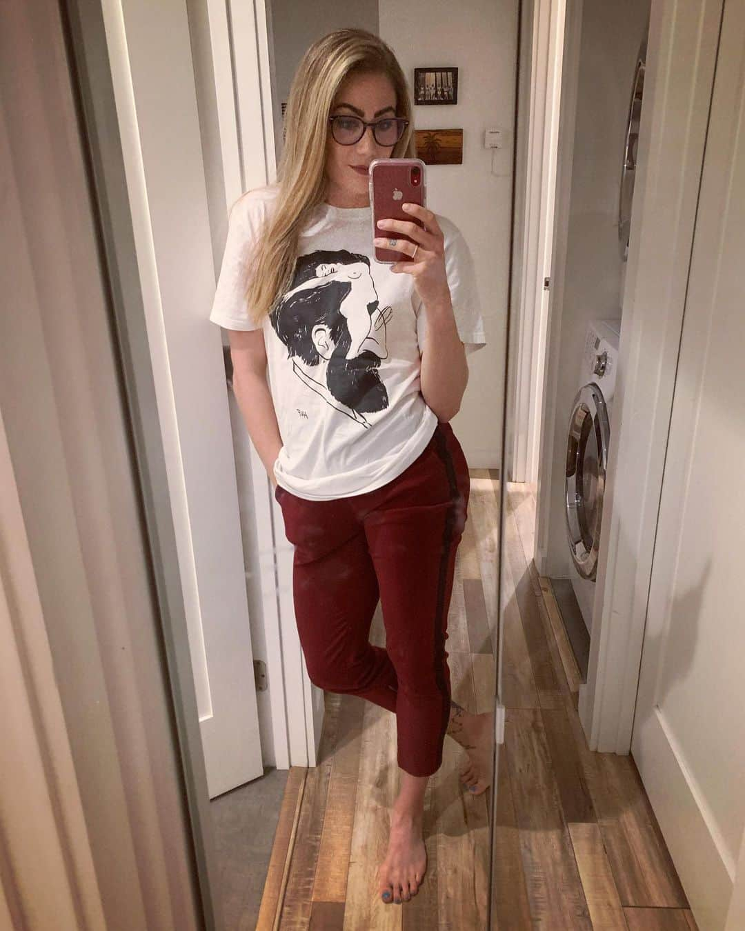 イザベル・ペダーセンさんのインスタグラム写真 - (イザベル・ペダーセンInstagram)「Can’t decide if I like the T-shirt or my matching phone and pants the most😍🤓#todaysoutfit #workoutclothes #matchymatch」10月6日 20時38分 - isabellepederse