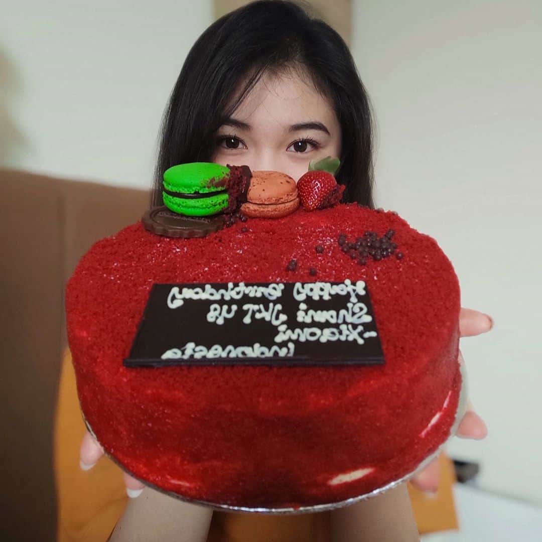 シャニ・インディラ・ナティオさんのインスタグラム写真 - (シャニ・インディラ・ナティオInstagram)「the best birthday gift is being reminded of what wonderful people I have in my life. Thank you for the tasty cake @xiaomi.indonesia 🧡  📷 Redmi Note 9 Pro, portrait mode.」10月6日 20時39分 - jkt48shani